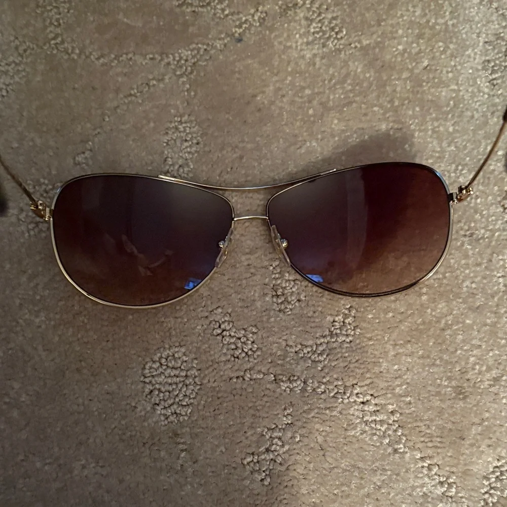 Ray-Ban Gold Frame Sunglasses with Black Case - Picture 3 of 12
